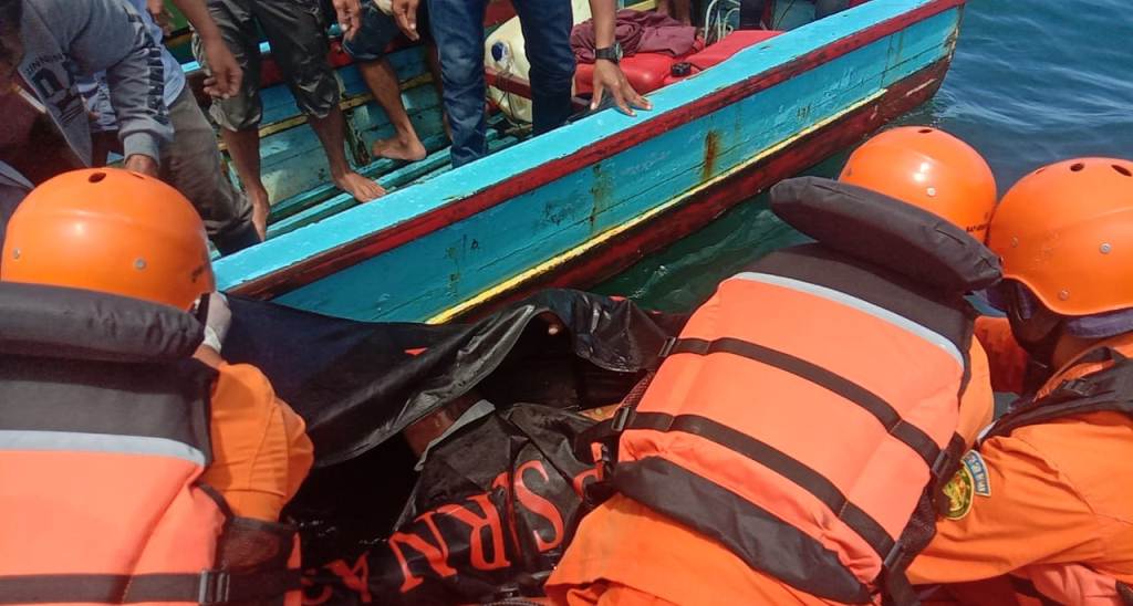 Basarnas Nias Dibantu Nelayan Mengevakuasi Jasad Korban. (Foto: Istimewa)