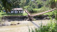 Foto: Kondisi Jembatan Rambing yang Nyaris Ambruk di Desa Hapoltahan, Kecamatan Tarutung, Kabupaten Tapanuli Utara. (dok/istimewa)