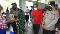 Pangdam I/Bukit Barisan (BB), Mayjen TNI Hassanudin Menyerahkan Bantuan Sosial kepada Warga. (dok/istimewa)
