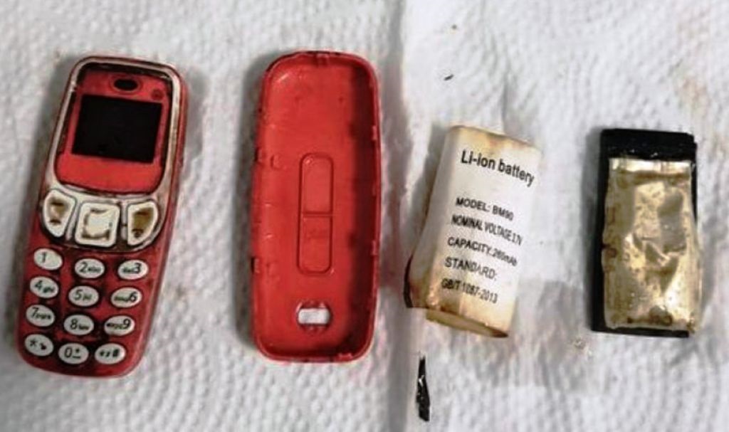 Ponsel yang ditemukan di perut pria Foto: Newsflash via Daily Star.