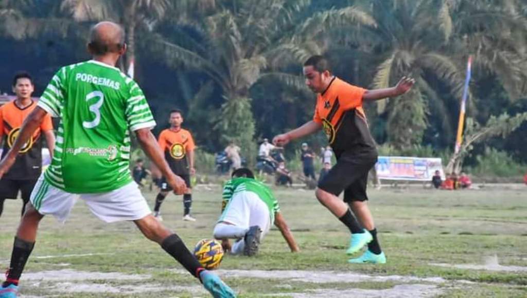 Bupati Tapteng Bakhtiar Ahmad Sibarani Menggiring Bola Sekaligus Mengecoh Lawan Tandingnya. (dok/istimewa)