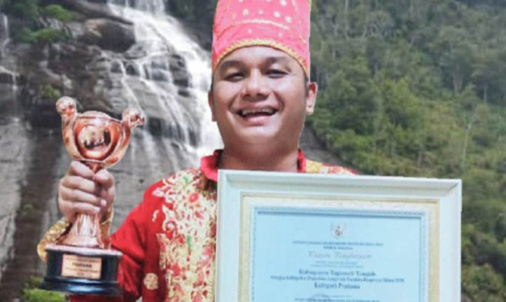 Bupati Tapteng Bakhtiar Ahmad Sibarani Memegang Penghargaan. (Foto: Amin Jemayol)