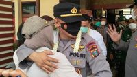 Isak Tangis AKP Jan Piter Napitupulu Pecah saat Tinggalkan Mapolsek Percut Seituan AKP Jan Piter Napitupulu Sesaat Akan Meninggalkan Polsek Percut Seituan.