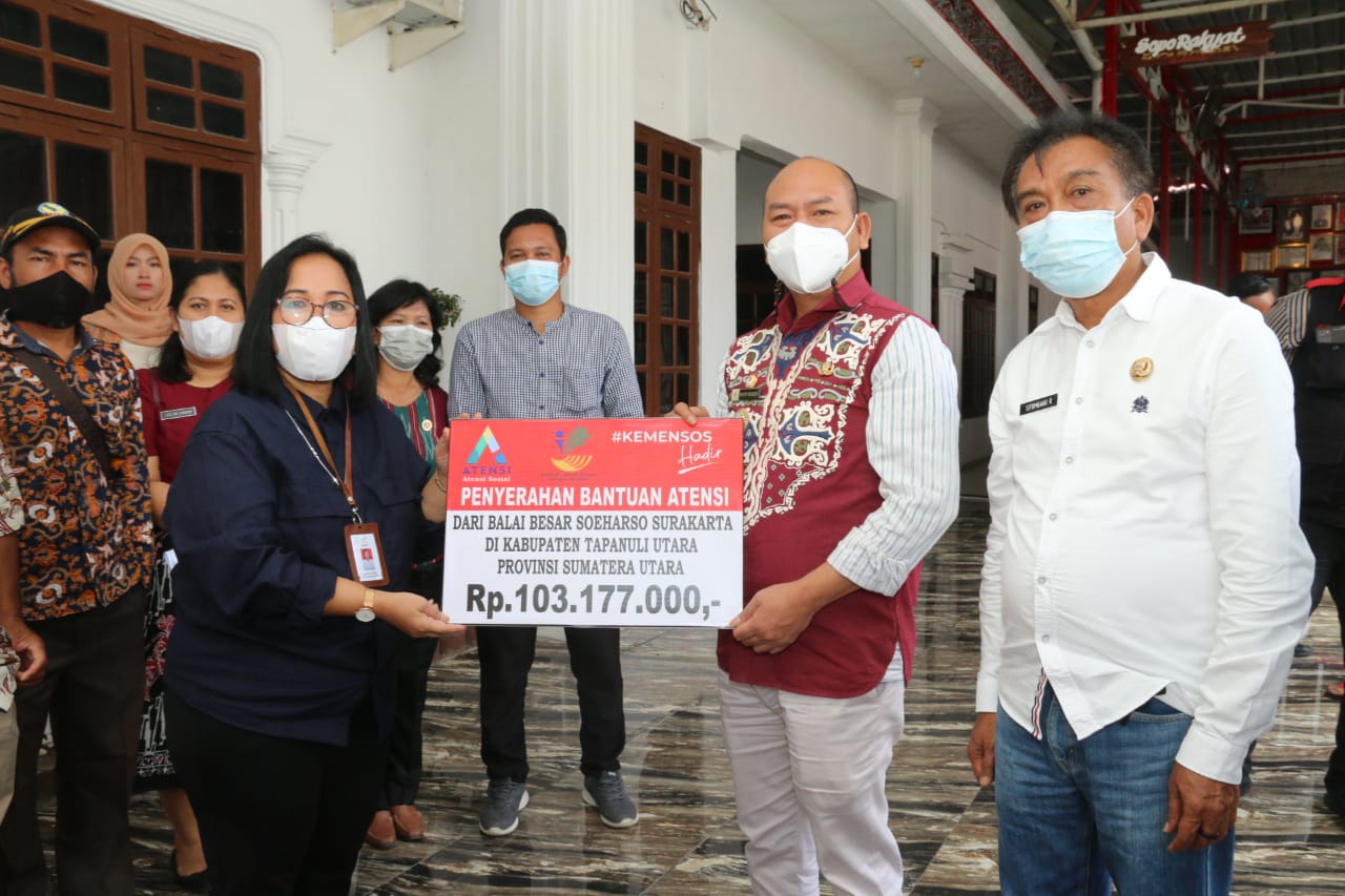 Bupati Taput Nikson Nababan menyerahkan bantuan atensi modal usaha kewirausahaan kebutuhan dasar dan alat bantu khusus penyandang disabilitas dari Kementrian Sosial melalui Balai Besar Soeharsono Surakarta.