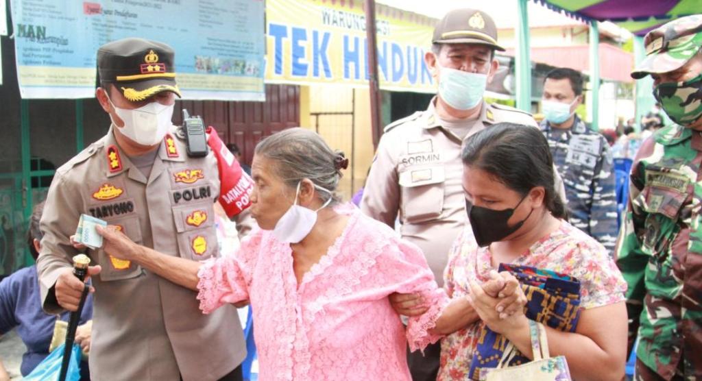 Kapolres Sibolga AKBP Taryono Raharja dan Kasi Humas Iptu R Sormin saat Bersama Perempuan Lansia yang akan Divaksin.