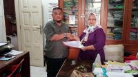 Ketua DPW KTNA Sumut, Hj Taty Djuwita Nagawati Siregar Menyerahkan SK Kepadda Hasrul Azis Sikumbang di Medan. (Istimewa)