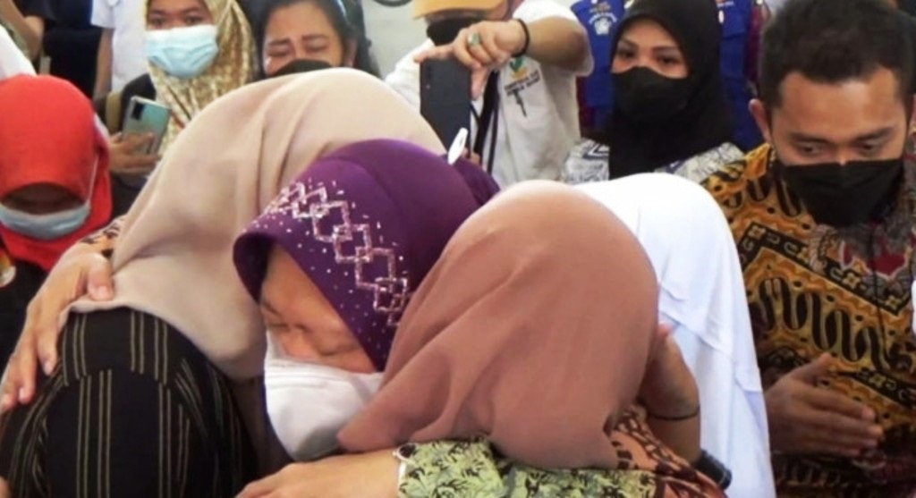 Menteri Sosial Tri Rismaharini meneteskan air mata dipelukan kedua anak yatim-piatu. (Istimewa)