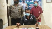 Pria Ini Diamankan ke Polres Sibolga, Barbutnya Duit-Handphone-Pulpen dan Kertas Paparan tersangka di Mapolres Sibolga