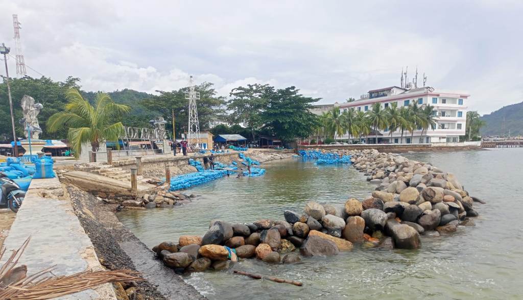 Foto: Proyek Seawall di lokasi wisata Pelabuhan Lama Sibolga.