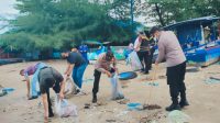 Aksi Bersih-bersih Pantai Bersama Kapolres Sibolga di HUT Ke-71 Pol Airud 26 SNT – Kapolres Sibolga AKBP Taryono Raharja bersama Pejabat Utama (PJU), Perwira dan Bintara serta Unit Markas Pol Airud Polda Sumut, Pol Airud Baharkam Polri dan Dinas PKPLH Sibolga menggelar aksi bersih-bersih di pesisir pantai Pelabuhan Lama (Anggar) di jalan Comodor Yos Sudarso Kelurahan Kota Beringin, Kecamatan Sibolga Kota, Kota Sibolga, Jumat (12/11/2021).