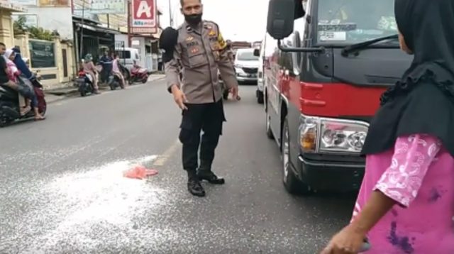 Si Nenek Menangis, Beras yang Baru Dibeli Jatuh ke Jalan Disenggol Pemotor Aipda Hadi Sitanggang bersama si Nenek.