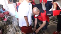 Aksi Bupati Taput Pakaikan Sepatu Baru kepada Murid SD 13 WhatsApp Image 2021 12 26 at 23.37.08