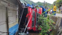 Truk Tangki Pertamina Tabrak Pembatas Jalan dan Timpa 2 Rumah di Sibolga 4 truk