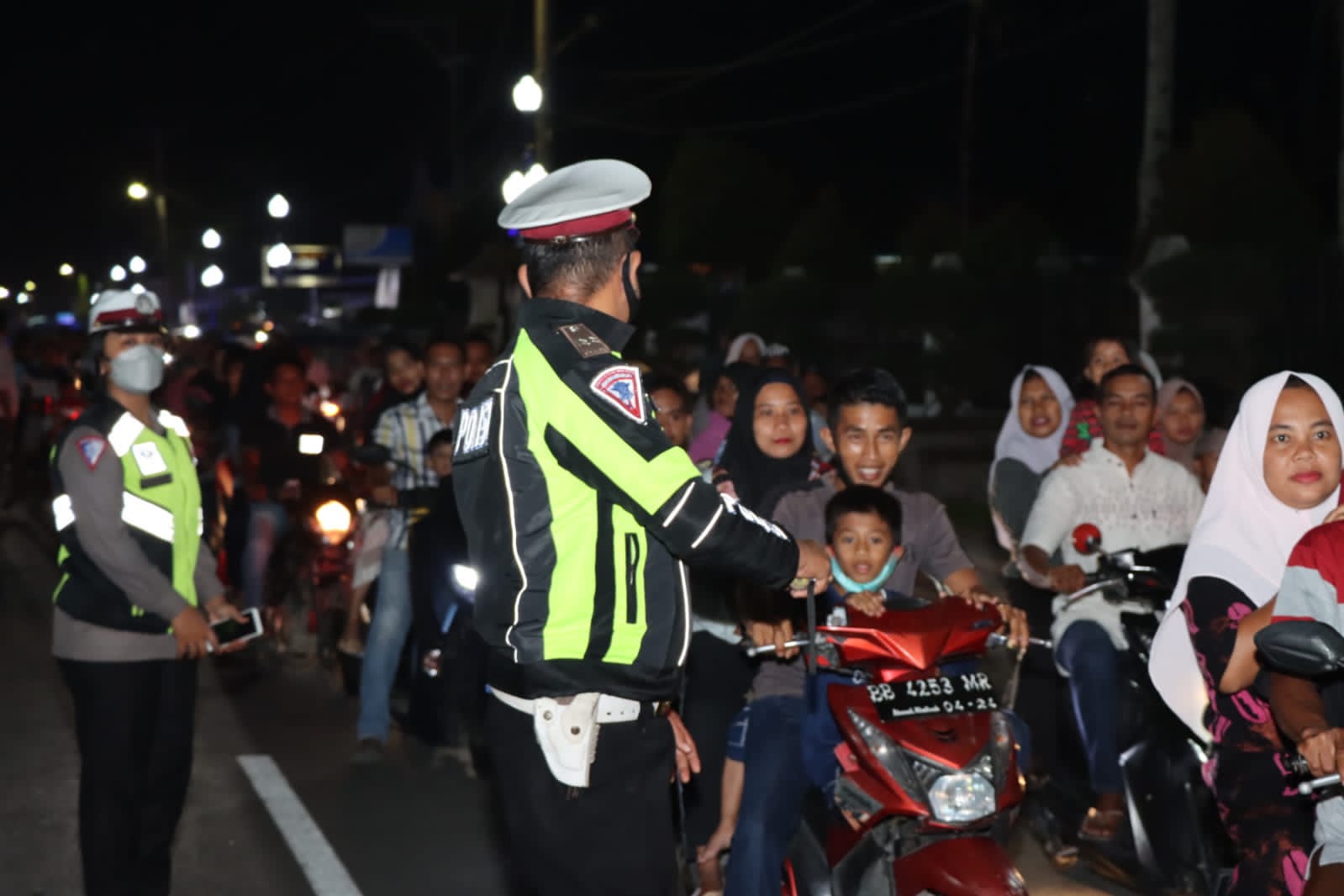 Pj Bupati Tapteng Lepas Ribuan Peserta Pawai Takbiran 3 IMG 20220709 WA0120