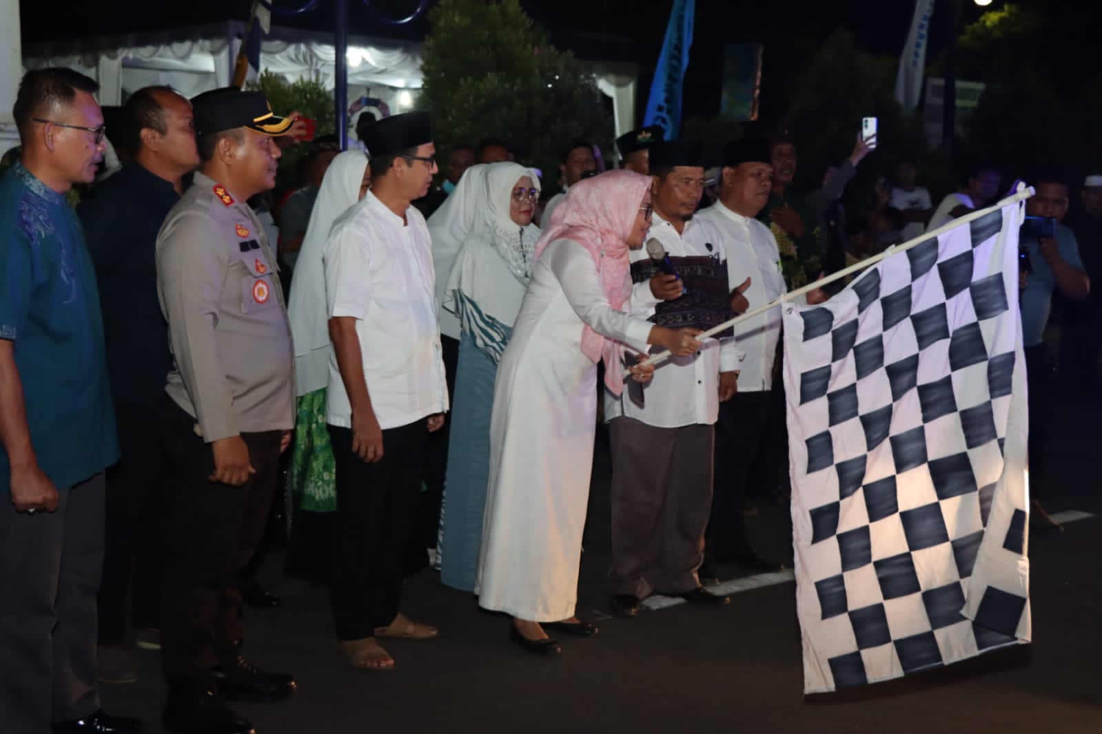 Pj Bupati Tapteng Lepas Ribuan Peserta Pawai Takbiran 2 IMG 20220709 WA0126