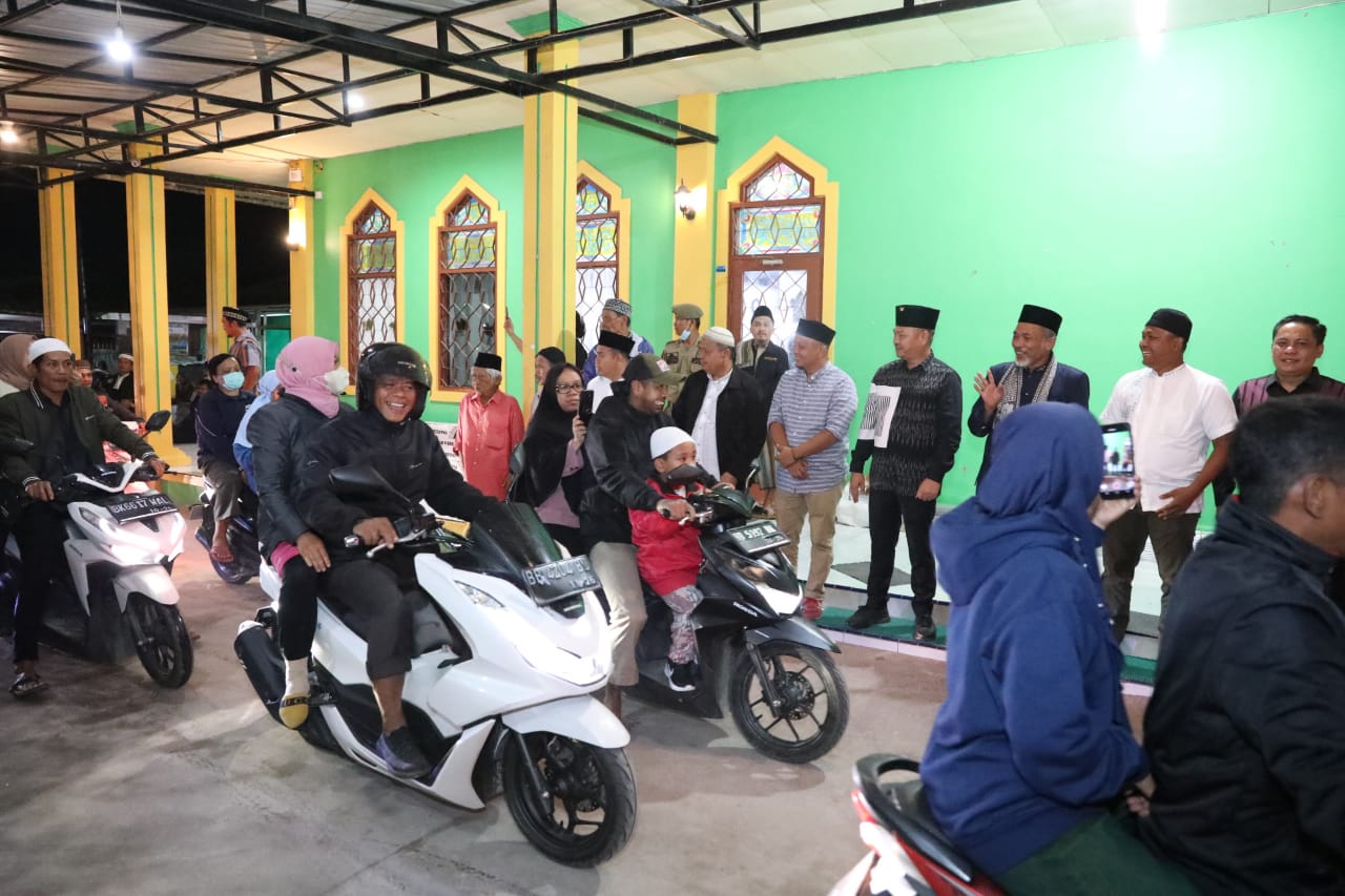 Bupati Taput Lepas Pawai Takbiran: Kita Harus Saling Menghormati dan Menghargai 1 IMG 20220709 WA0136