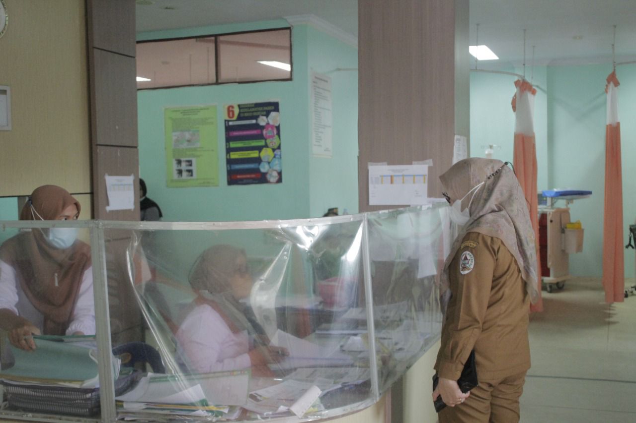 Pastikan Obat Sirup Tak Digunakan, Pj Bupati Tapteng Sidak Instalasi Farmasi RSUD Pandan 3 IMG 20221024 WA0053