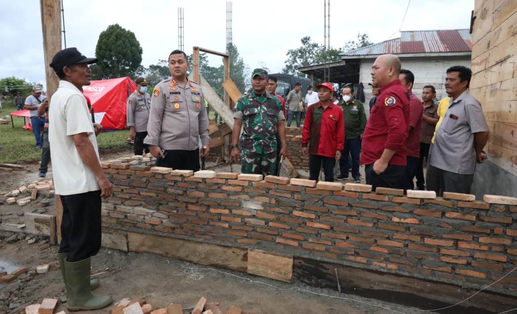 Forkopimda Taput Salurkan Bantuan Ribuan Zak Semen dan Uang Tunai untuk Perbaikan Rumah Rusak Akibat Gempa 1 WhatsApp Image 2022 10 08 at 03.39.06
