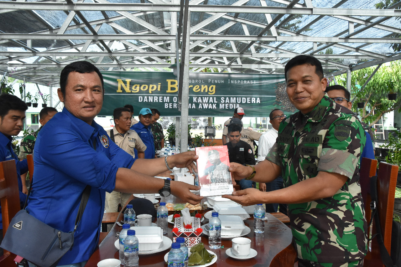 Danrem 023/KS Berikan Buku Loper Koran Jadi Jenderal Bintang Empat kepada Awak Media 2 IMG 20221107 WA0104