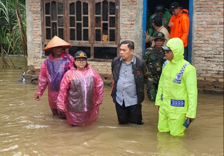 Pj Bupati Tapteng Gerak Cepat Tinjau Lokasi Banjir di Kolang 1 IMG 20221117 130947