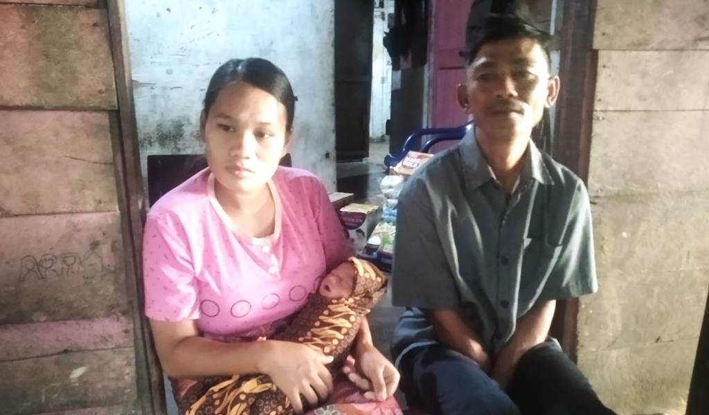 istri melahirkan di teras puskesmas istri melahirkan di teras puskesmas