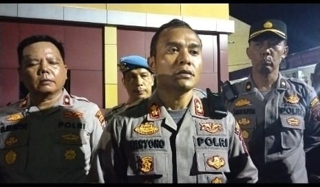 Tewas Pasca Pengerebekan Polisi, Warga Bawa Jasad Erianto Pangaribuan ke Mapolres Sibolga 2 IMG 20230222 WA0003