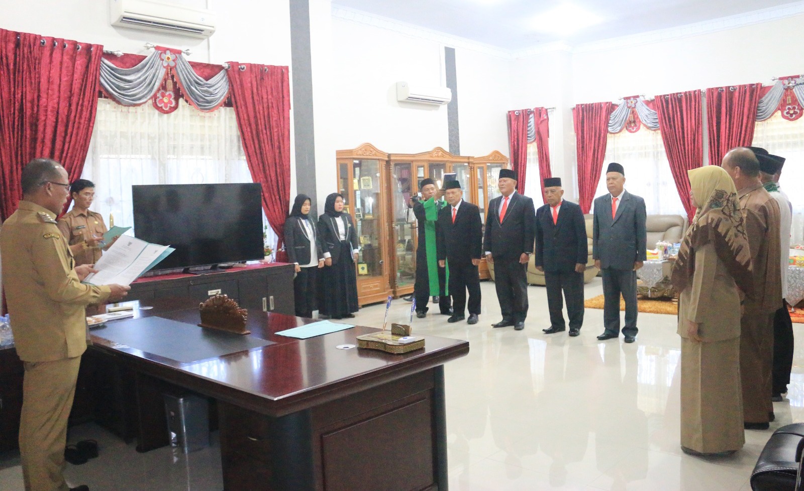 Sugeng Riyanta Lantik Pengurus Baznas Tapteng Masa Bakti 2023-2028. 1 IMG 20240129 WA0004