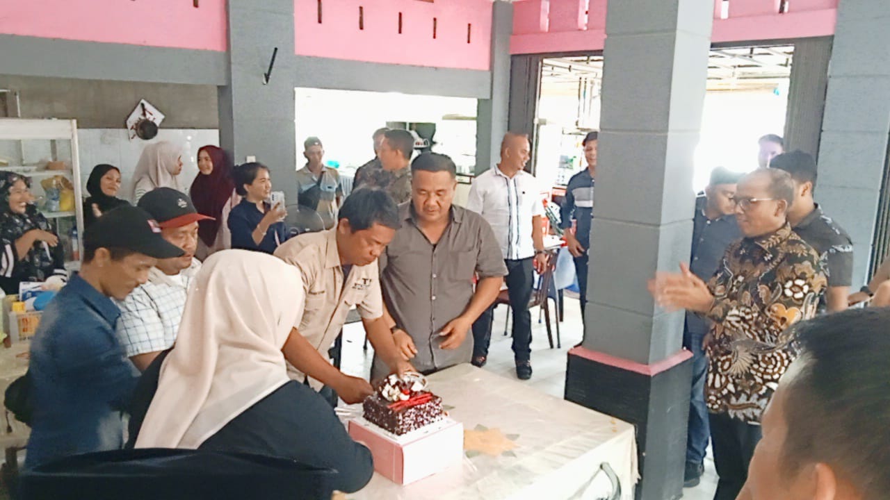 Syaren Situmorang Jurnalis tvOne didampingi wartawan lainnya saat memotong kue peringatan Hari Pers Nasional tahun 2024 di salah satu rumah makan di Kecamatan Sorkam.