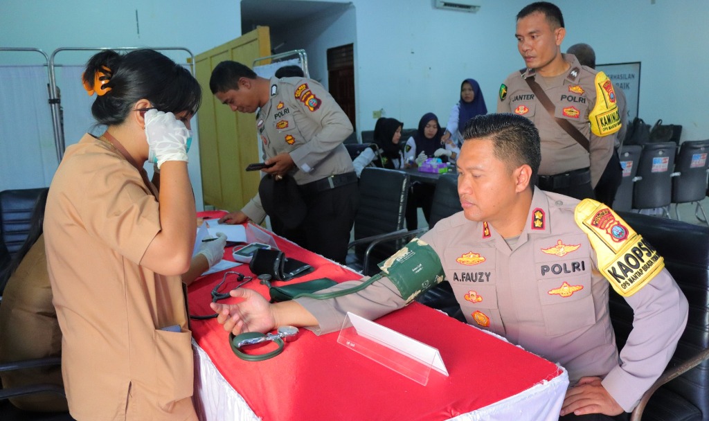 Polisi PAM TPS di Sibolga Diperiksa Kesehatan dan Diberi Vitamin 1 WhatsApp Image 2024 02 12 at 17.51.04
