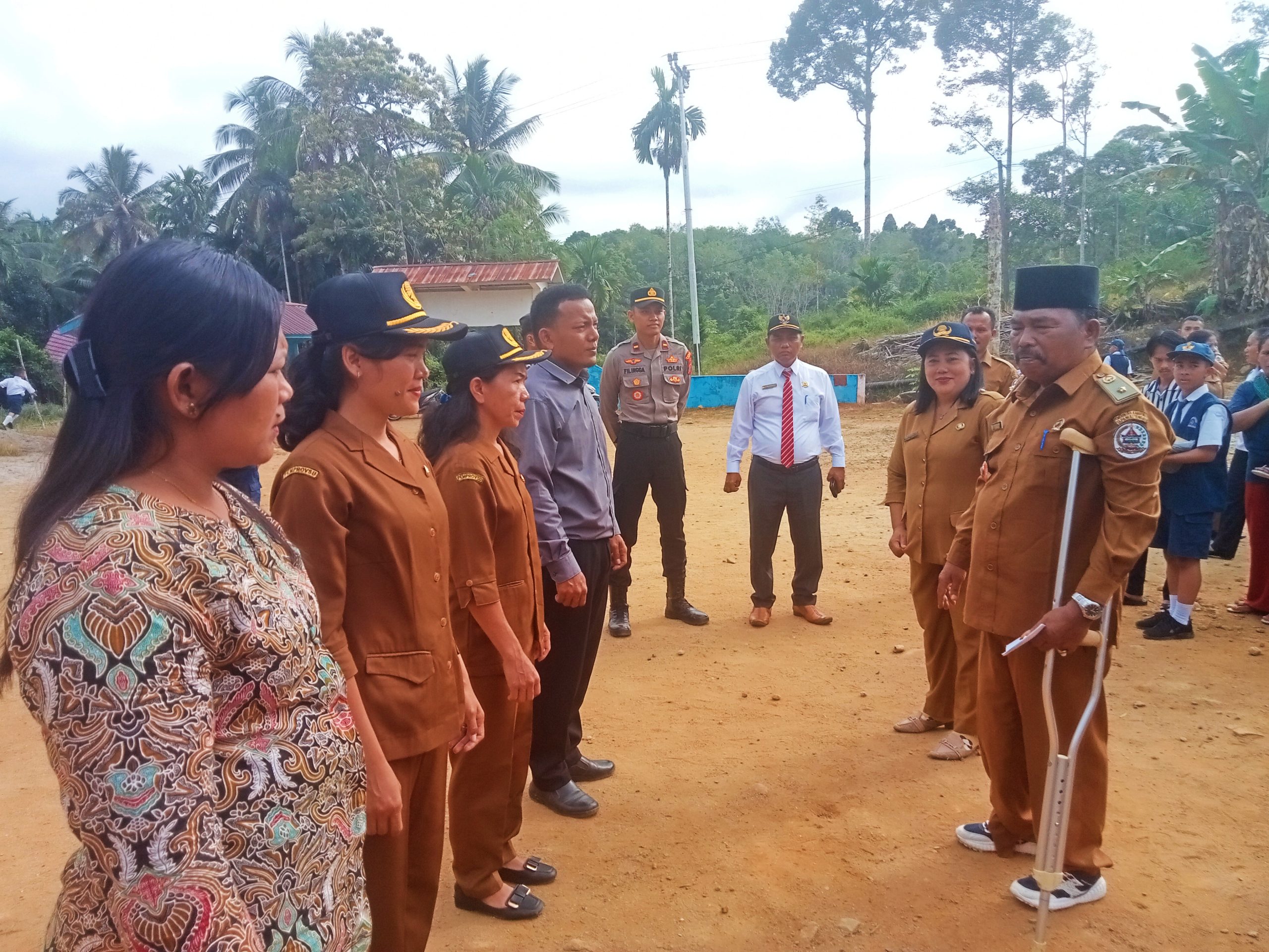 Penasihat Hukum Papdesi Tapteng Dampingi Kades Masundung Serahkan Hadiah Bagi Siswa Berprestasi 5 IMG 20240722 093435 scaled