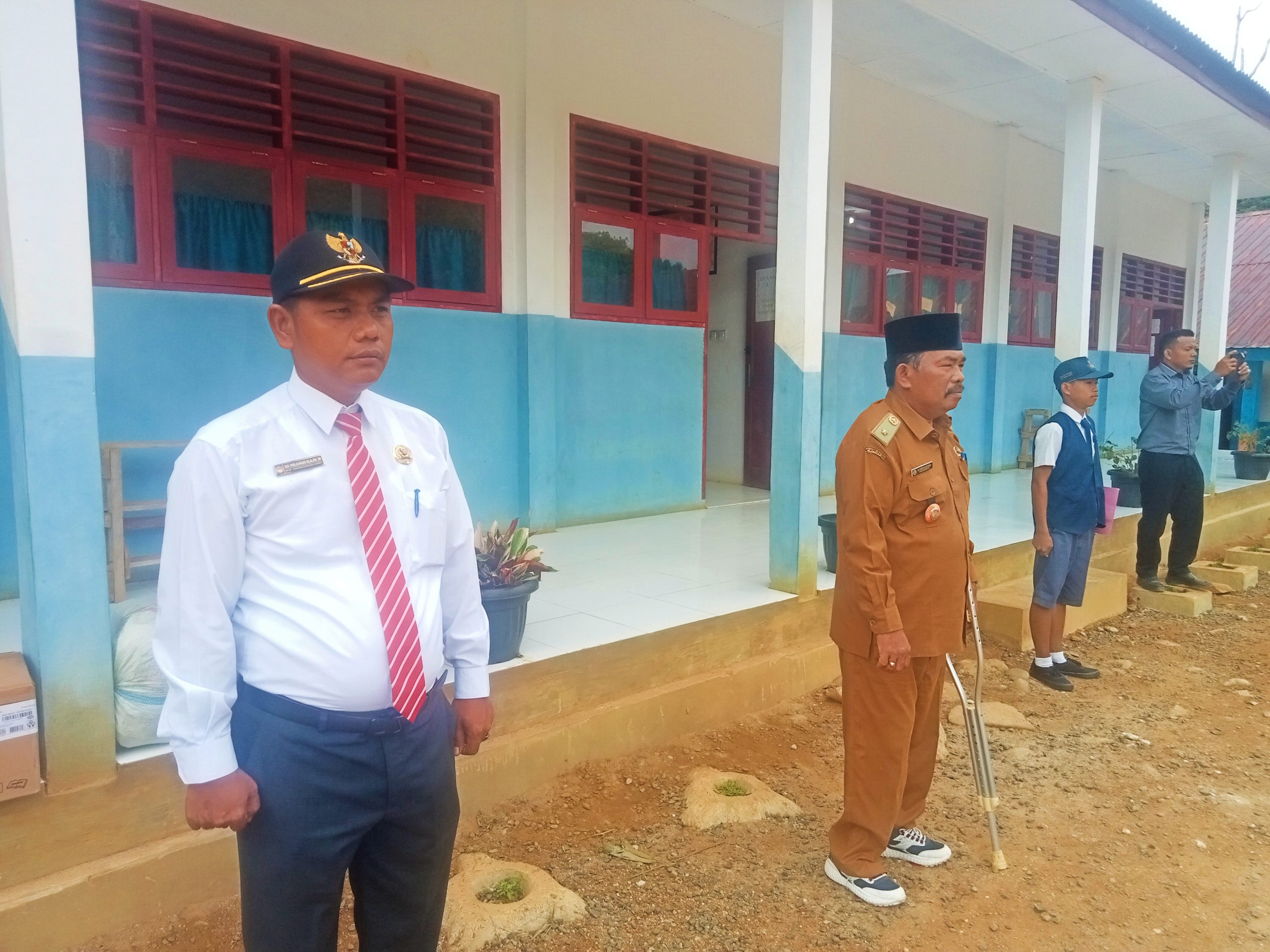 Penasihat Hukum Papdesi Tapteng Dampingi Kades Masundung Serahkan Hadiah Bagi Siswa Berprestasi 3 IMG 20240722 093709 scaled