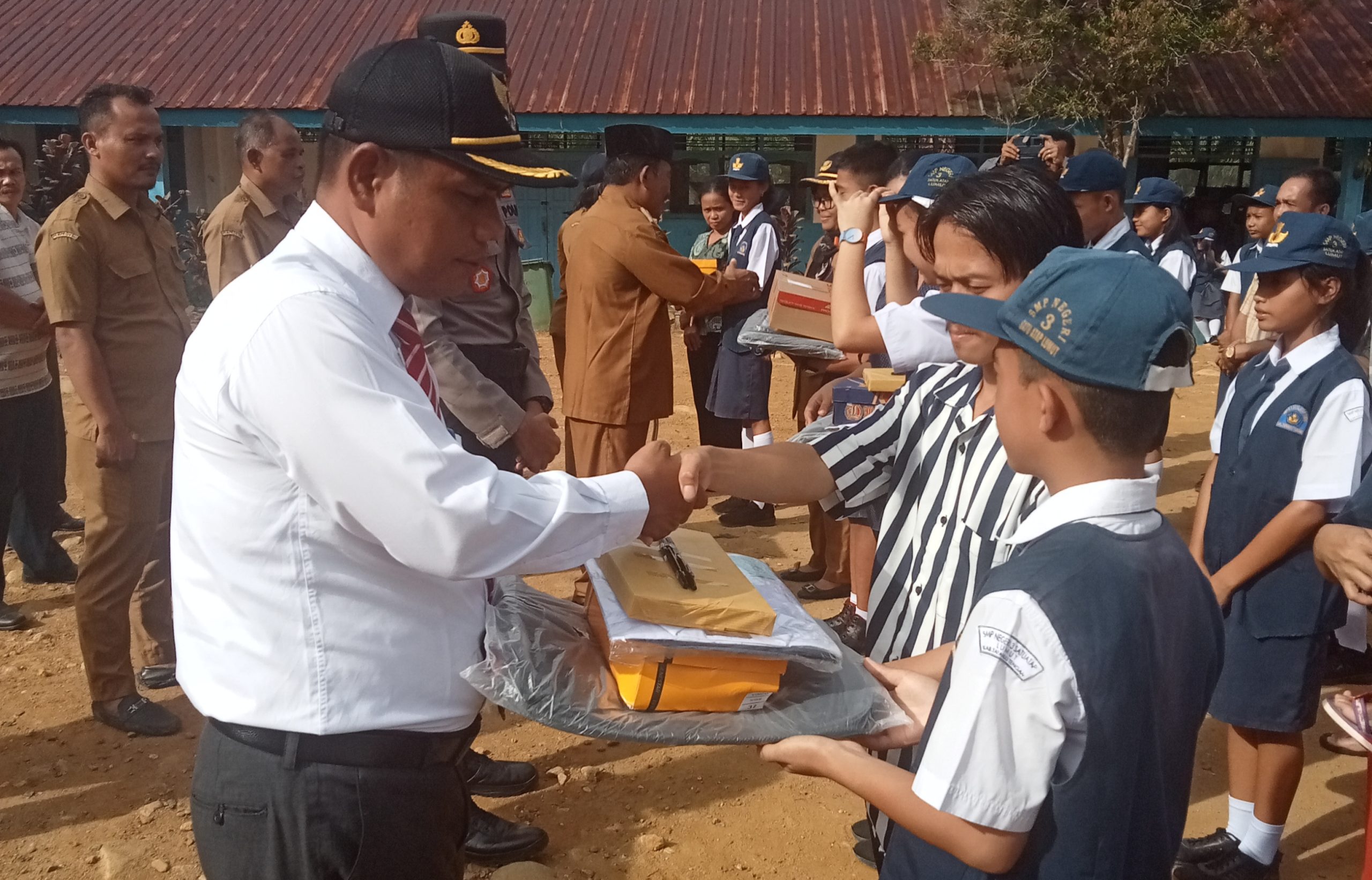 Penasihat Hukum Papdesi Tapteng Dampingi Kades Masundung Serahkan Hadiah Bagi Siswa Berprestasi 2 IMG 20240722 164051 scaled
