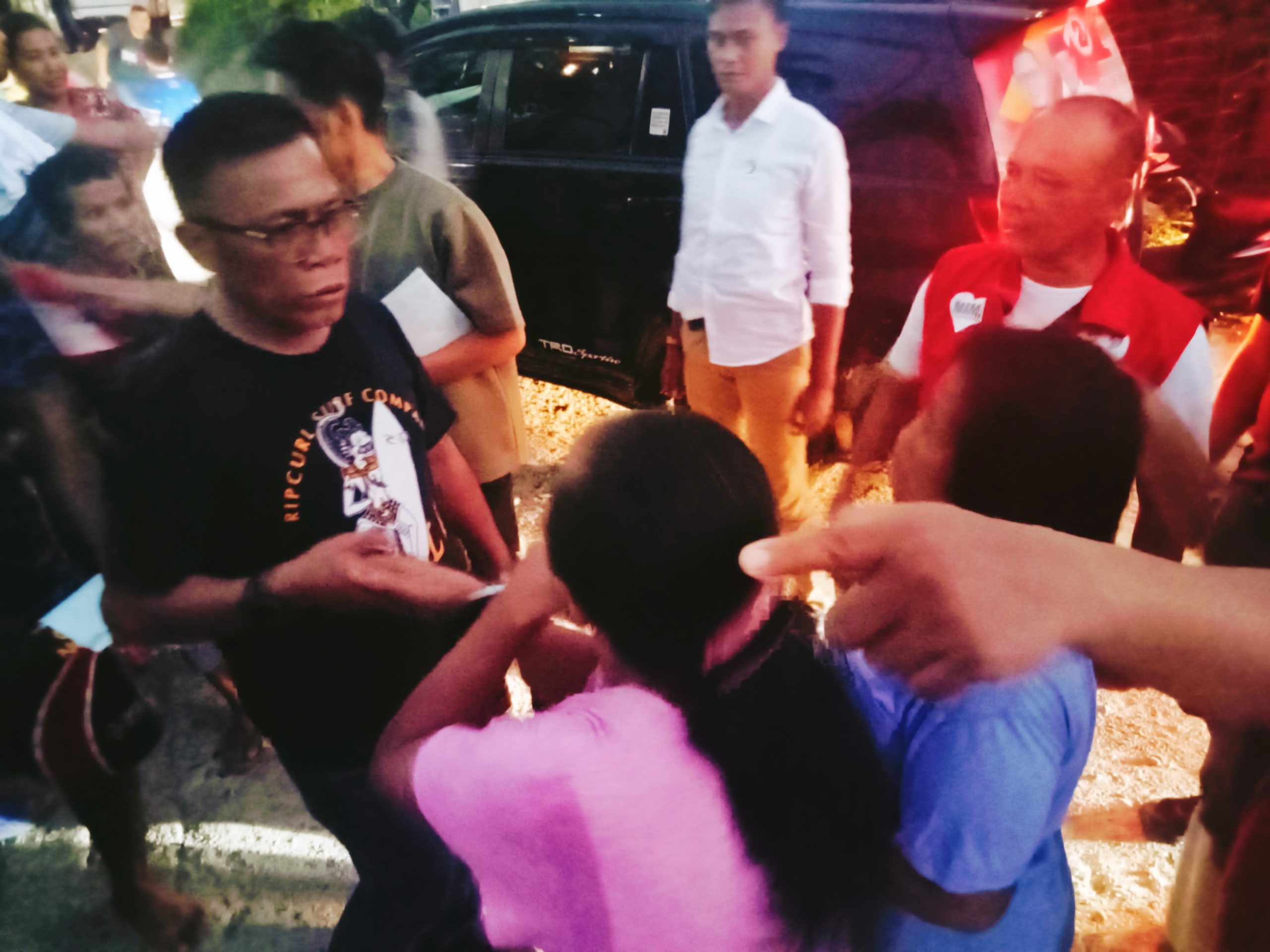 Warga Mela Tapteng Berebut Salaman ke Masinton-Mahmud 1 IMG 20241020 203338 scaled