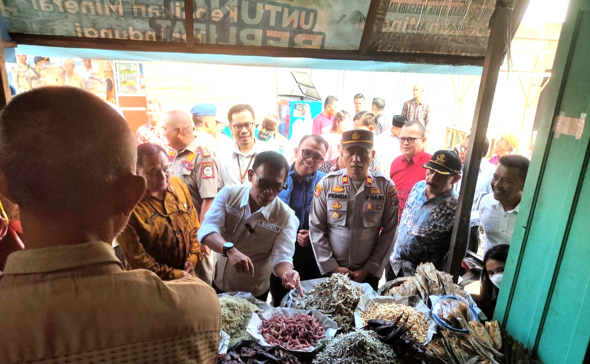 Sidak Pasar, Bupati Tapteng: Harga Stabil Tapi Daya Beli Masyarakat Menurun 1 IMG 20250327 125136