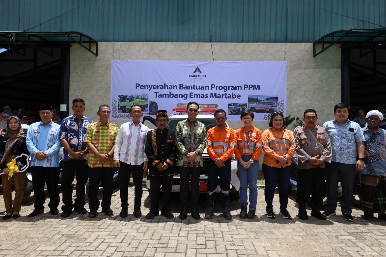 Dari Ambulans hingga Tas Sekolah, Agincourt Resources Salurkan Dukungan Program PPM Senilai Rp2,76 Miliar 1 Foto 1 Penyerahan Bantuan PPM PTAR