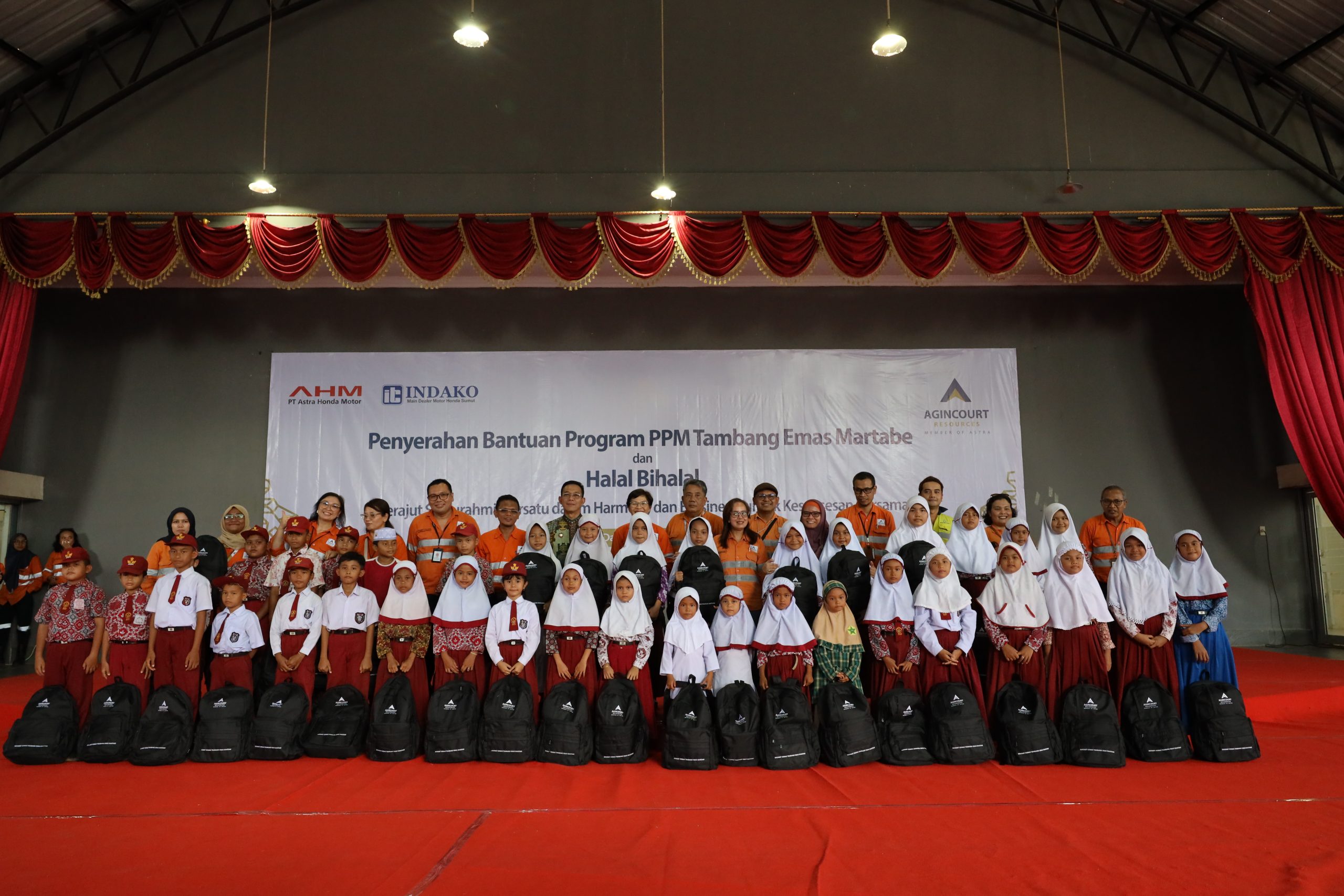 Dari Ambulans hingga Tas Sekolah, Agincourt Resources Salurkan Dukungan Program PPM Senilai Rp2,76 Miliar 2 Foto 2 Penyerahan Bantuan PPM PTAR scaled