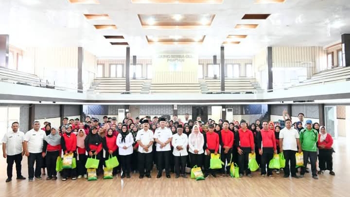 Wakil Bupati Tapteng Serahkan Bingkisan Lebaran Untuk 132 Petugas Kebersihan 2 IMG 20250422 183812