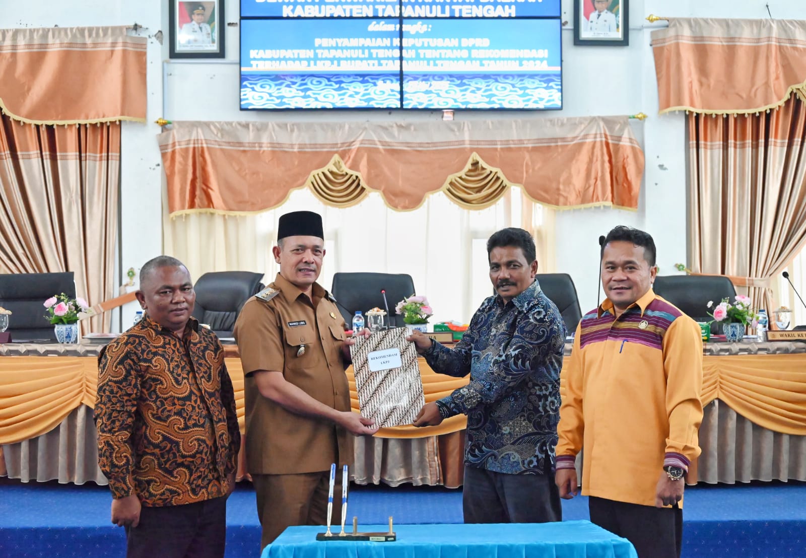 Pemkab Tapteng Terima Rekomendasi LKPJ Bupati Tahun 2024 1 IMG 20250521 WA0013