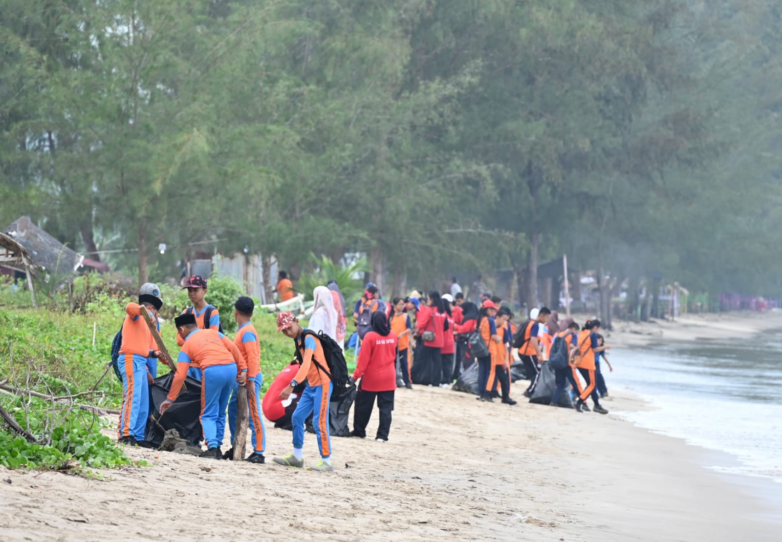 Pemkab Tapteng Aksi Bersih Pantai Jelang Hari Lingkungan Hidup Sedunia 2025 1 IMG 20250604 WA0021