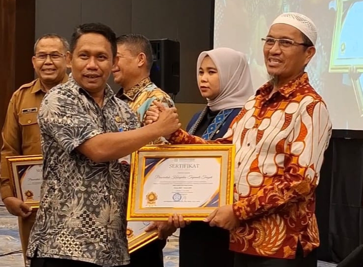 Pemkap Tapteng Terima Penghargaan dari BPJS Kesehatan 1 IMG 20250605 142353