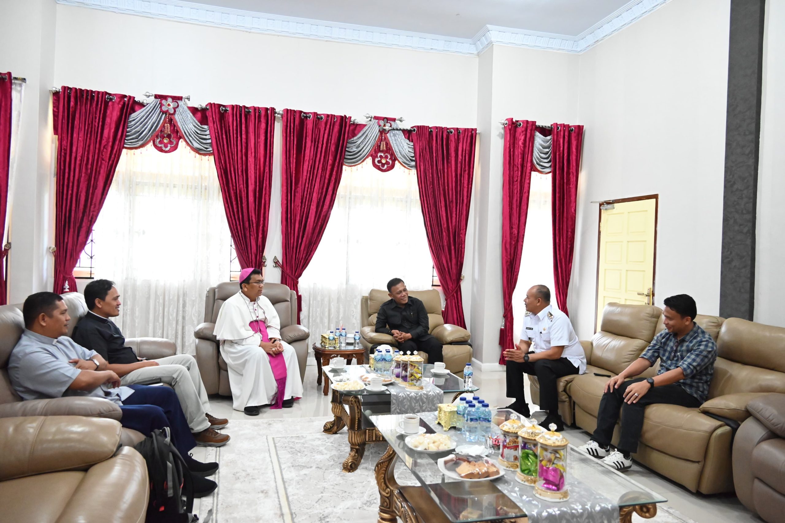 Uskup Sibolga Temui Masinton-Mahmud, Ini yang Dibahas 1 IMG 20250710 WA0004 scaled