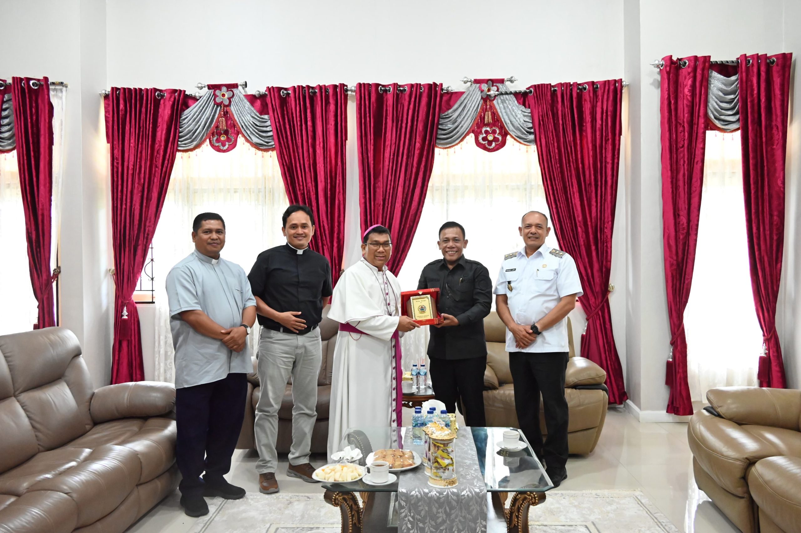 Uskup Sibolga Temui Masinton-Mahmud, Ini yang Dibahas 3 IMG 20250710 WA0005 scaled