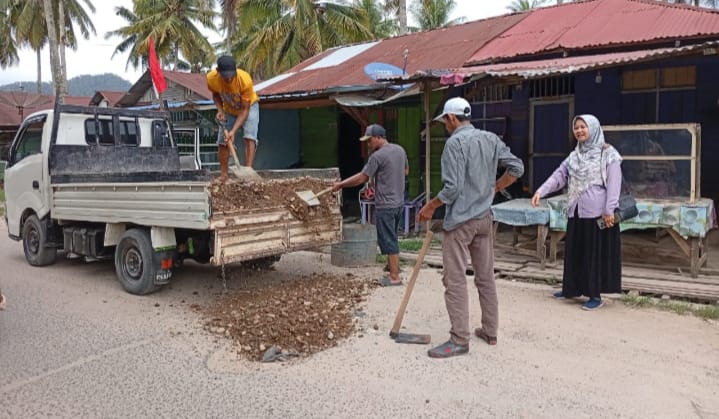 Lurah Budi Luhur Ajak Warganya Berbenah Sambut HUT RI dan Hari Jadi ke 80 Tapteng 1 IMG 20250805 WA0004