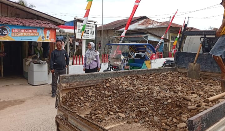 Lurah Budi Luhur Ajak Warganya Berbenah Sambut HUT RI dan Hari Jadi ke 80 Tapteng 2 IMG 20250805 WA0005