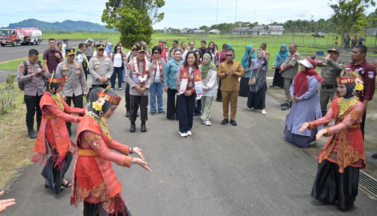 Akrabnya Bupati Tapteng Masinton Pasaribu dengan Kapolda Sumut 2 WhatsApp Image 2025 09 15 at 05.10.28 1