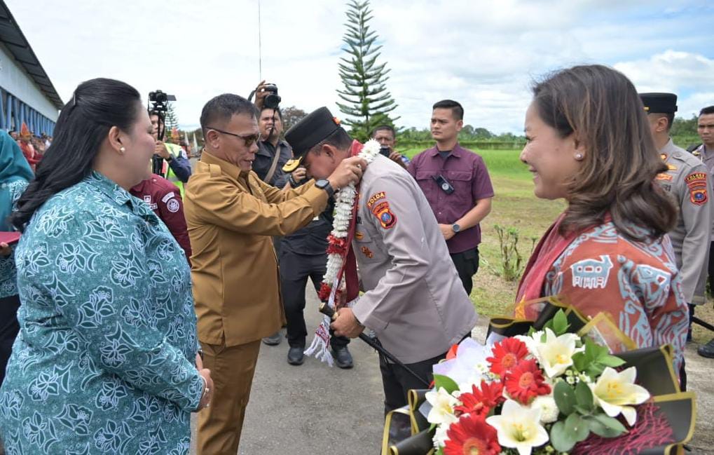 Akrabnya Bupati Tapteng Masinton Pasaribu dengan Kapolda Sumut 1 WhatsApp Image 2025 09 15 at 05.10.28