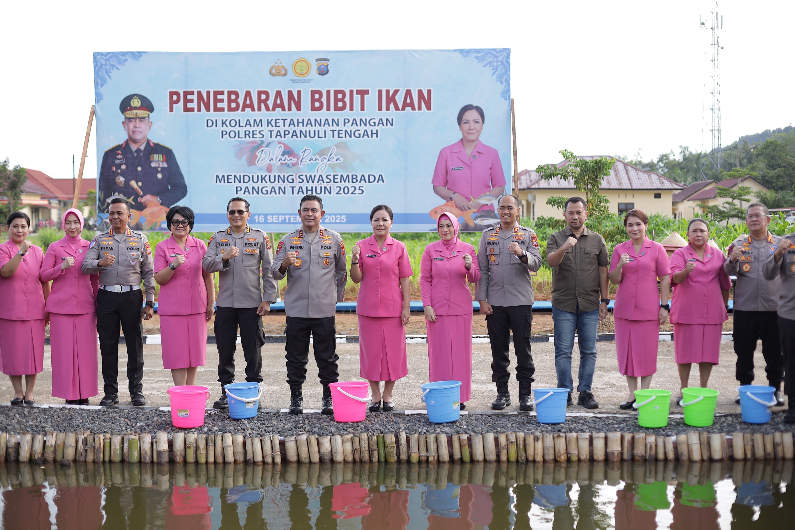 Kapolda Sumut Tebar Bibit Ikan di Kolam Ketahanan Pangan Polres Tapteng 1 WhatsApp Image 2025 09 16 at 08.59.30