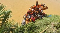 Tim SAR Gabungan Temukan Jasad Pemuda yang Hanyut di Sungai Batang Natal 35 WhatsApp Image 2025 09 18 at 00.11.37