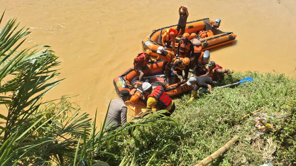 Tim SAR Gabungan Temukan Jasad Pemuda yang Hanyut di Sungai Batang Natal 1 WhatsApp Image 2025 09 18 at 00.11.37