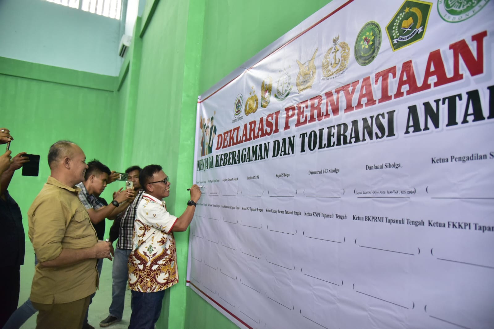 Deklarasi Menjaga Kerukunan Beragama di Tapteng, Bupati Masinton: Negara Hadir Melindungi Rakyat 2 WhatsApp Image 2025 09 20 at 08.54.51